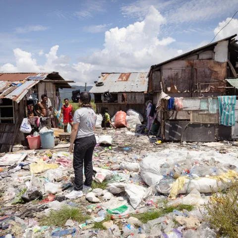 Umweltverschmutzung durch Plastikmüll in Wohngebieten von Cotabato City