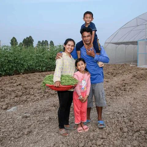 Die Familie vor ihrem neuen Netzgewächshaus, in denen bald Gemüse geschützt vor Wetter und Schädlingen wachsen kann. 