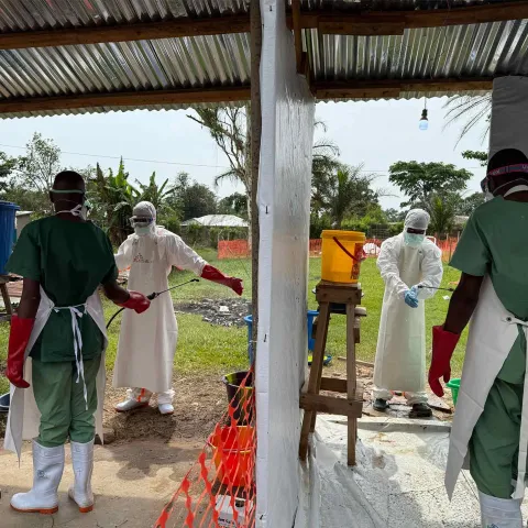 Helfer mit Schutzanzügen im Einsatz gegen Ebola