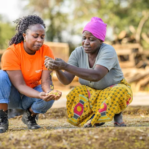 World Vision Mitarbeiter hilft