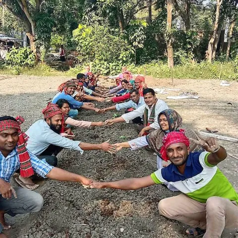 Gemeinschaftsarbeit im Ökodorf in Bangladesch, unterstützt von World Vision
