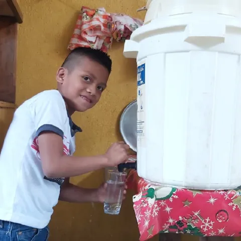 Junge zapft sich sauberes Wasser
