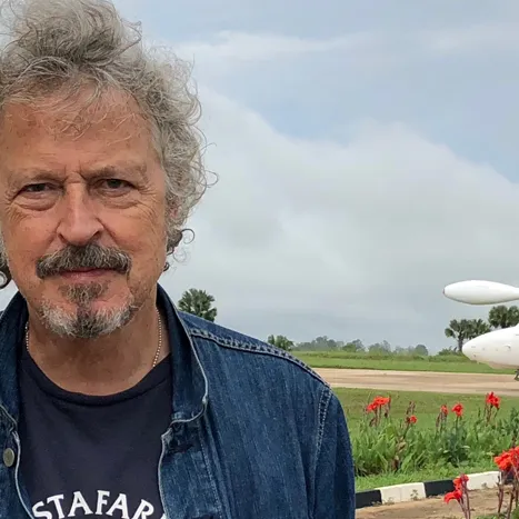 Wolfgang Niedecken kommt am Flughafen in Gulu an