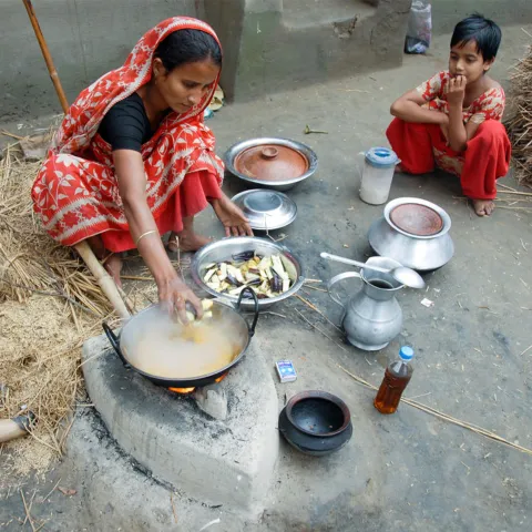 Patenkind Munnis und ihre Mutter bereiten zusammen das Fischcurry zu.