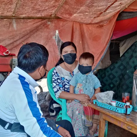 Binnenflüchtlinge in Myanmar erhalten Nothilfe durch World Vision-Mitarbeiter.