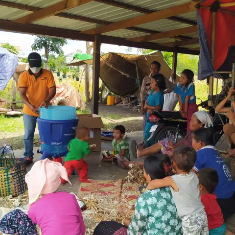 Vor Gewalt geflüchtete Kinder und Familien in MYanmar bekommen durch World Vision Wasserfilter und damit Zugang zu sauberem Wasser.