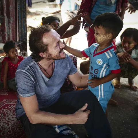 Jerome Flynn Myanmar World Vision Kinder Zukunft