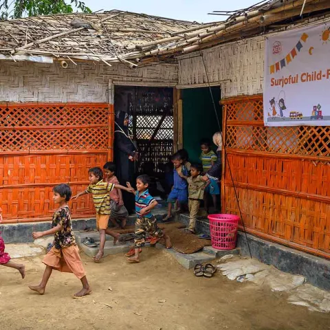 Kinder spielen im Kinderschutz-Zentrum Cox Bazar