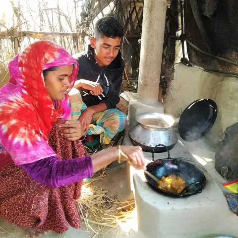 Mit energie-effizienten Öfen können Dorfbewohner in Bangladesch CO2-Emissionen reduzieren und Brennstoffe sparen.