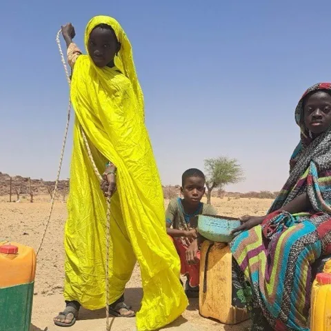 Kinder in Mauretanien vor Wasserstelle