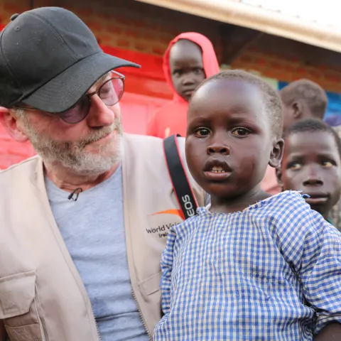 Liam Cunningham mit World Vision bei Flüchtlingen in Uganda