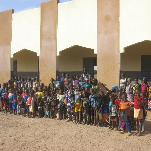 Gruppenbild aller Kinder aus Kimparana