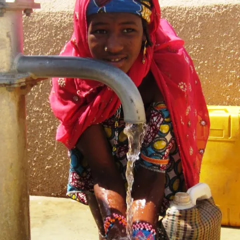 Mädchen am Brunnen in Niger