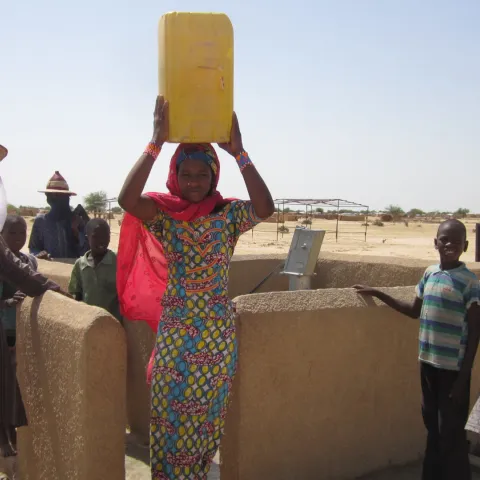 Menschen an einem Brunnen in Niger