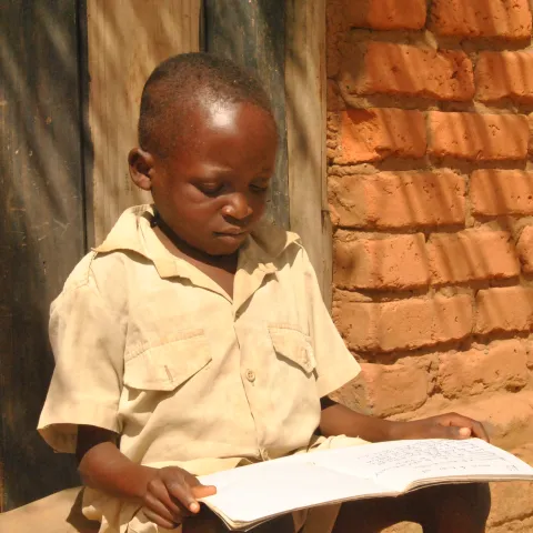 Patenkind Dennis in Malawi bei den Hausaufgaben