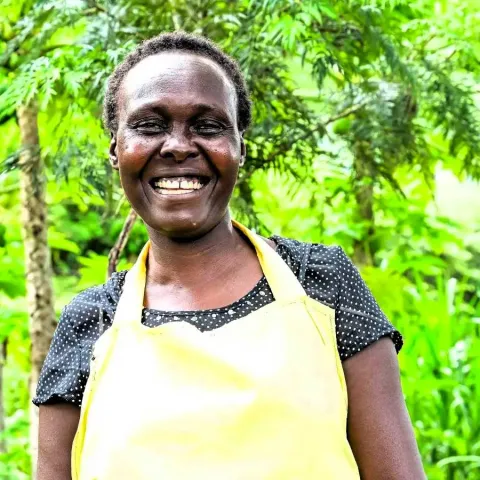 Mit Unterstützung von World Vision hat die Kenianerin Salina Kogei abgeholzte Bäume neu aufwachsen lassen und ihr Land dadurch wieder fruchtbar gemacht.