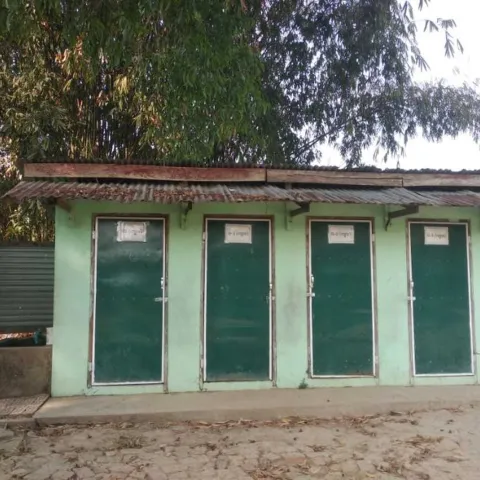 Schullatrine nachher