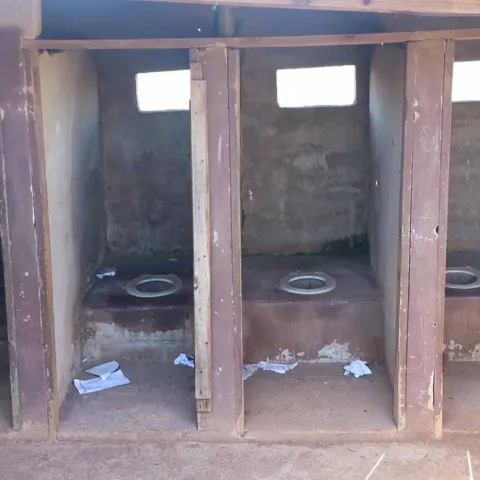 Schultoilette ohne Türen