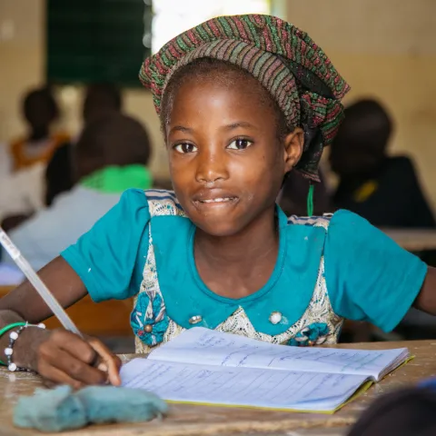Eine Schülerin lernt in einem Klassenzimmer im Senegal.