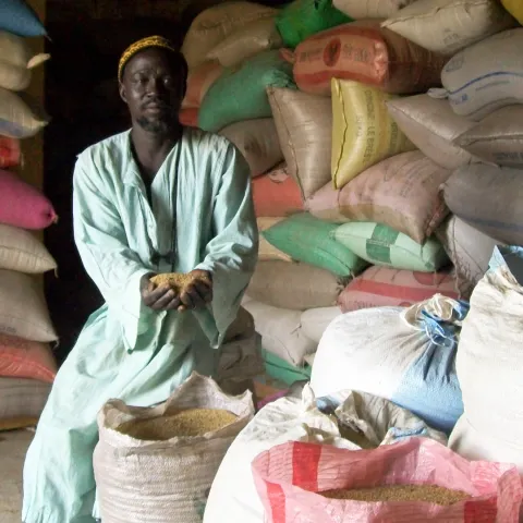 Landwirt mit Getreidesäcken  in einer Getreidebank im Senegal