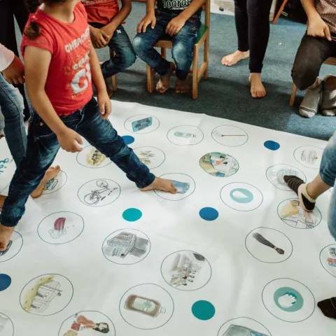 Spielmatten sind Teil des interaktiven Lernprogramms der Initiative "WASH UP!". Foto: World Vision