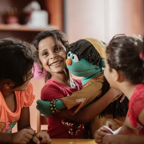 Syrische Kinder erleben fröhliche Stunden beim Spiel mit Raya, der Hygiene-Botschafterin der "Sesamstraße". Foto: World Vision