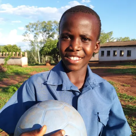 Junge mit Fußball in der Hand