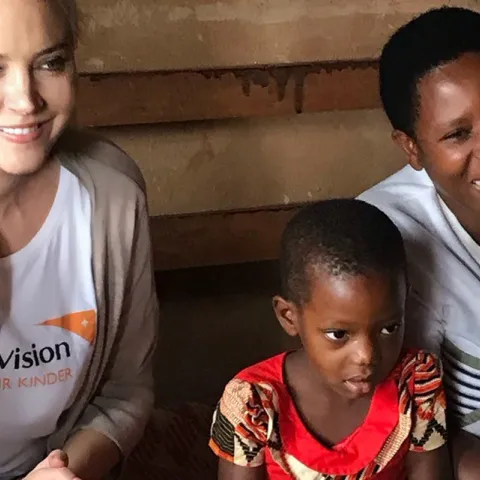 Tiana Pongs besucht ihr Patenkind in Tansania
