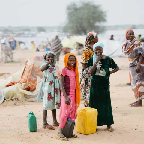 Familie mit Wasserkanister auf der Flucht