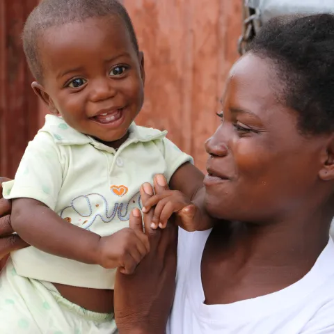 Baby Beto aus Angola ist geheilt und kann wieder vergnügt spielen