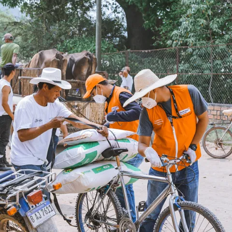 Ein World Vision-Mitarbeiter in Honduras unterstützt den Fahrrad-Transport von Hilfsgütern
