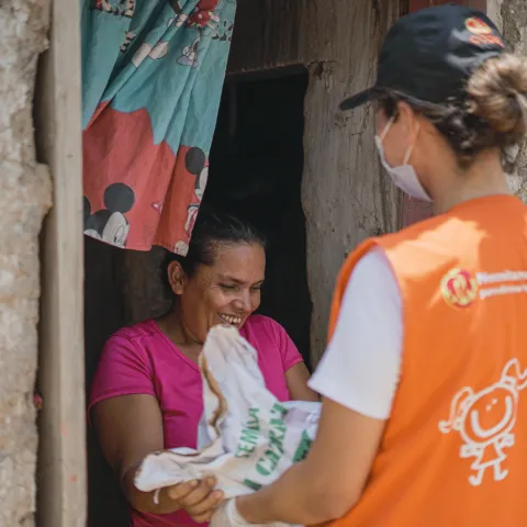 Corona-Nothilfe von World Vision in Lateinamerika: Arme Haushalte erhalten auch landwirtschaftliches Werkzeug und Saatgut