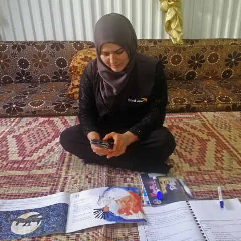 Fatima fotografiert Lernmaterial