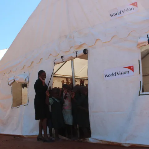 Ein durch World Vision errichteter Not-Klassenraum im Zelt in Simbabwe