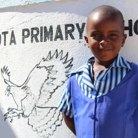 Ein Schulkind in Simbabwe, das sich auf die Wieder-Eröffnung seiner frisch renovierten Grundschule freut