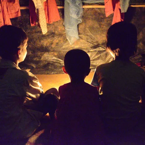 Drei Geschwister aus Myanmar vermissen ihre durch Krieg getöteten Eltern