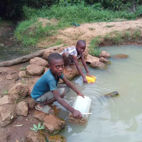 Kinder am Wasser