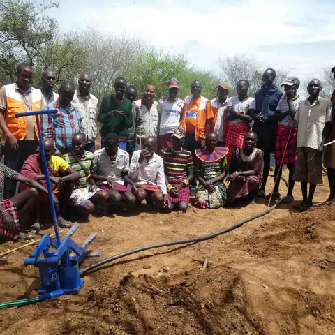 Wasserpumpe auf einem Feld in Kenia