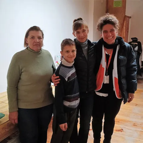 World Vision-Nothilfe-Expertin Kathryn Tätzsch zu Besuch bei geflüchteten Familien in Lwiw