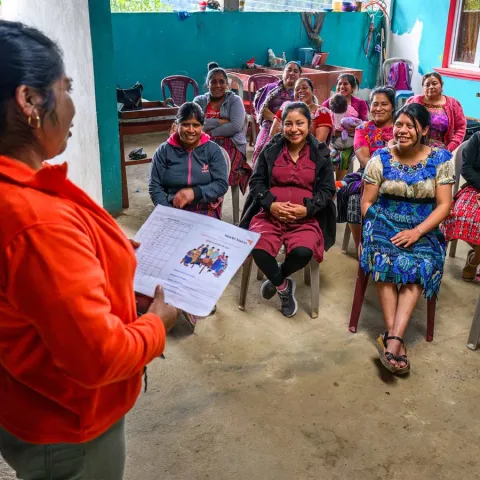 World Vision Mitarbeiterin gibt Finanztraining