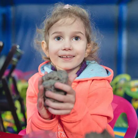 Kneten und Spielen an einem sicheren Ort hilft Kindern aus der Ukraine ihre Erlebnisse zu verarbeiten