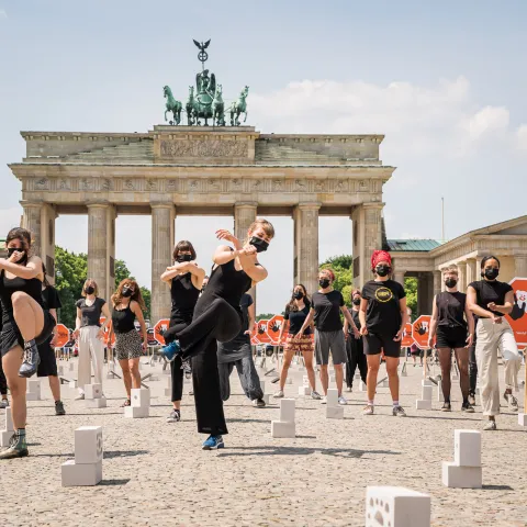 Tanz-Performance am Brandenburger Tor bei der World Vision-Aktion gegen sexualisierte Gewalt 