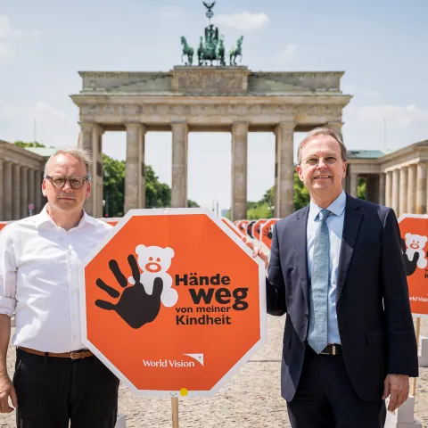 Politik-Unterstützung für die World Vision-Kampagne "Hände weg von meiner Kindheit"