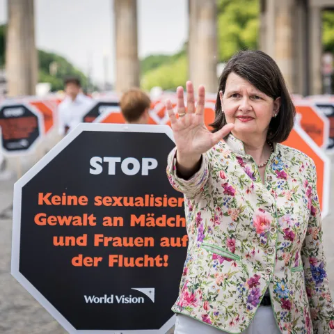 Dr. Maria Flachsbarth bei der World Vision-Aktion "Stoppt sexualisierte Gewalt gegen Kinder auf der Flucht" 