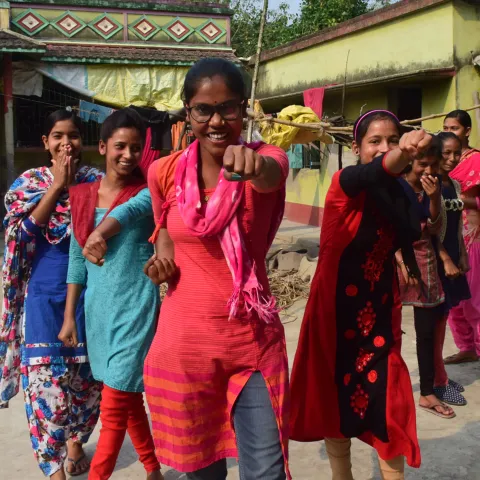 Mädchen in Indien lernen Selbstverteidigung