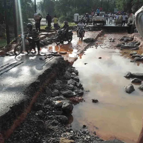 Zerstörte Straße nach Überschwemmungen in Sri Lanka