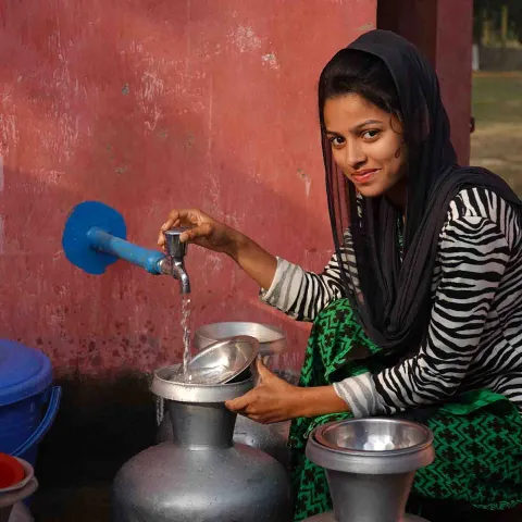 Shikha erhält dank Wasserfilter sauberes Wasser für sich und ihre Familie