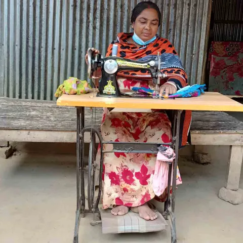 Eine Frau hat bei einer World Vision Schulung gelernt wie wie nähen kann