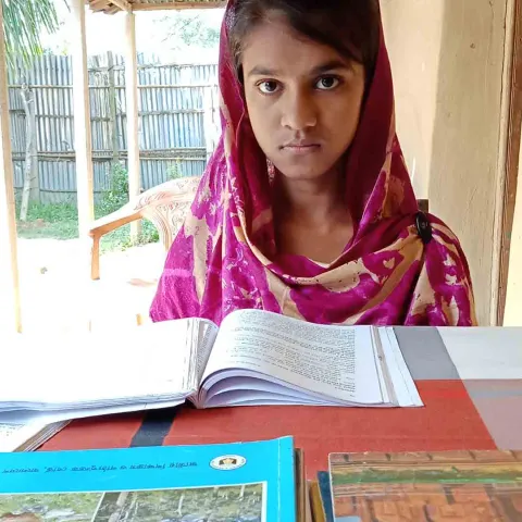 Mädchen kann in einer von World Vision errichteten Bibliothek lesen