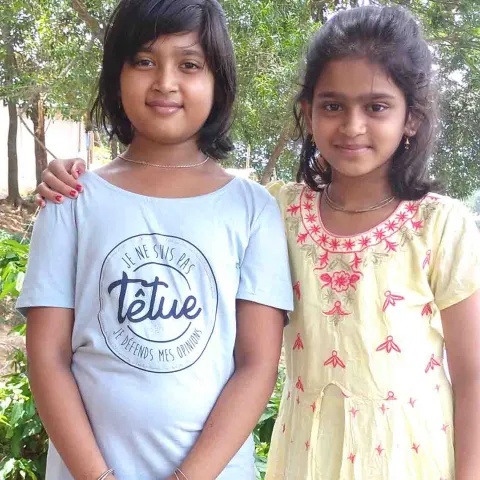 Zwei Freundinnen aus Bhaluka Bangladesch 